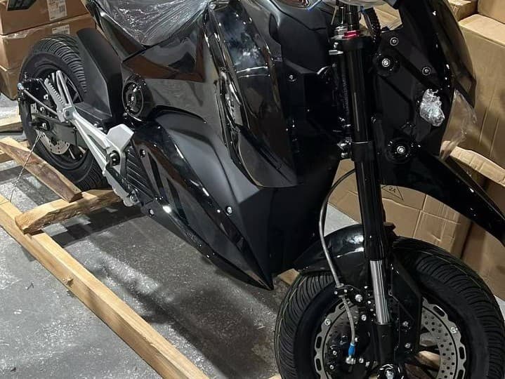 Elektr mototsikl Guanchjoudagi omborida